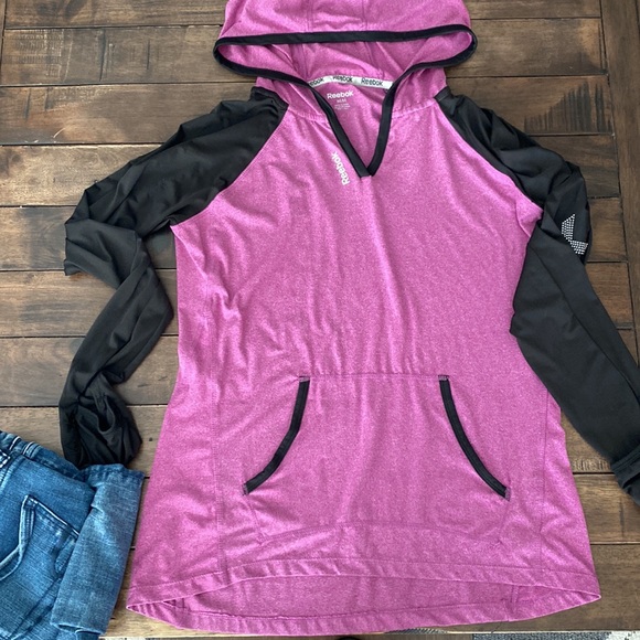 💗Sold💗 Reebok workout Pullover 💗 - Picture 4 of 6